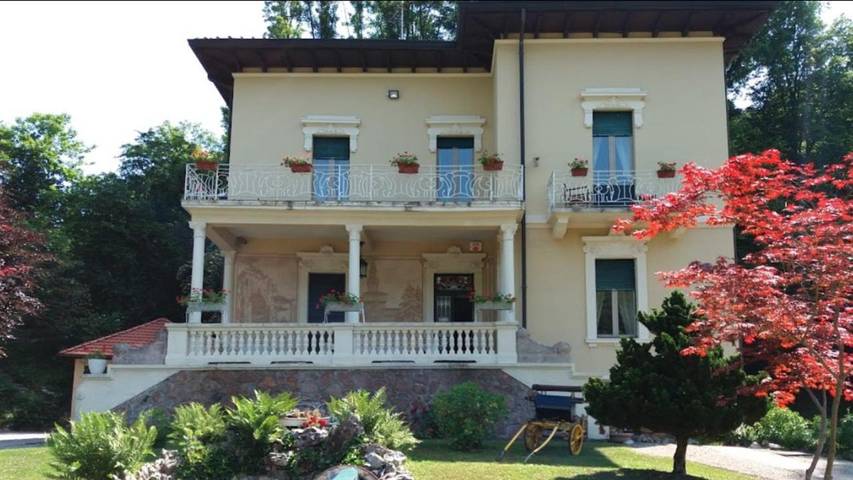 Chambre d’hôte pour 5 personnes, avec Balcon et Terrasse ainsi que Jardin et Piscine à Porto Ceresio
