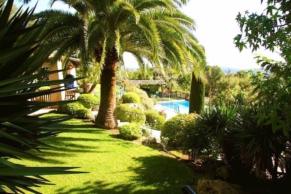 Provencal family home overlooking a superb garden, heated swimming pool in Tourrettes-sur-Loup, Mediterranean Coast (France)