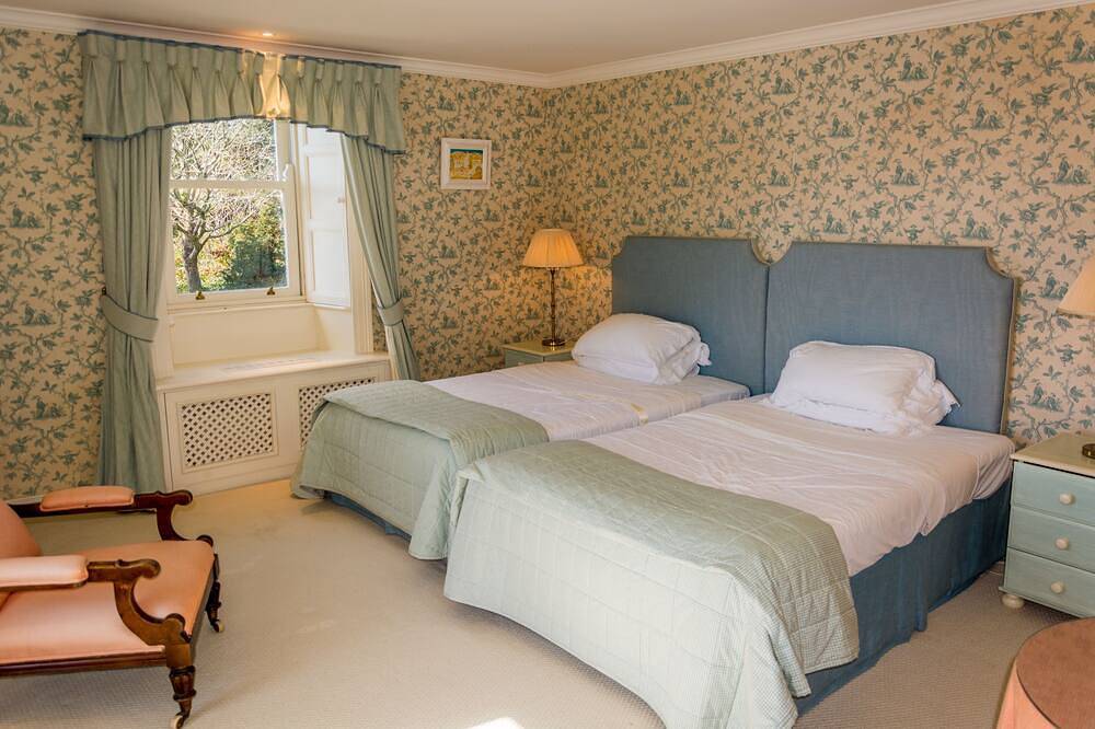 Magnificent Luxury Private Estate for 1-30 ppl. Hot tub, pool, tennis, helipad. in Skibbereen-West Cork, County Cork