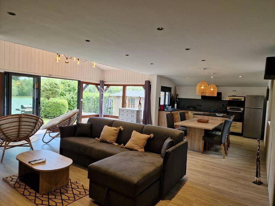 Chalet moderne au bord d'un lac in Saint-Sauveur-lès-Bray, Seine-et-Marne