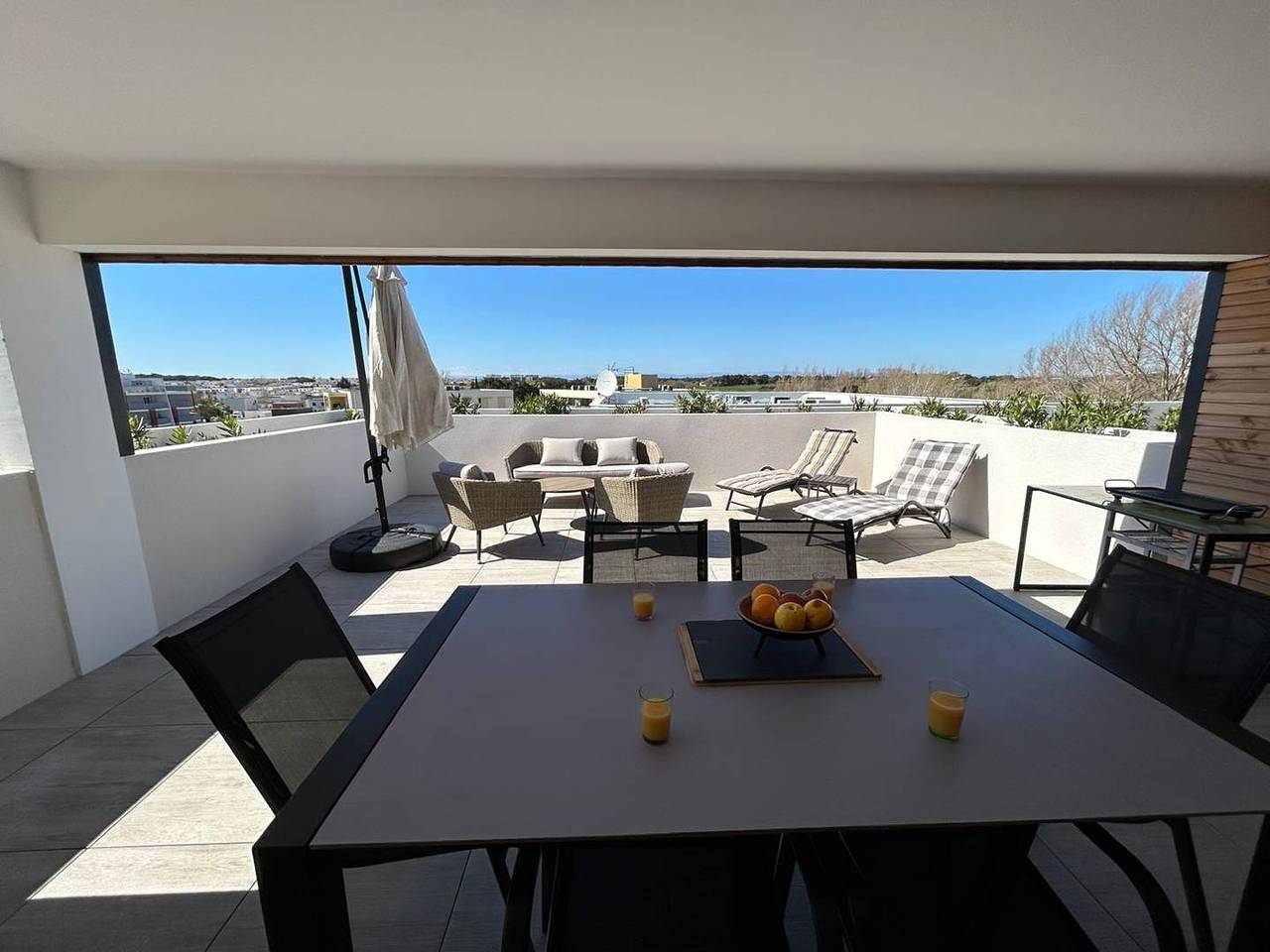 Entire holiday apartment, Superb 2-bedroom duplex apartment with small sea view and large terrace in Sérignan, Côte d'Améthyste
