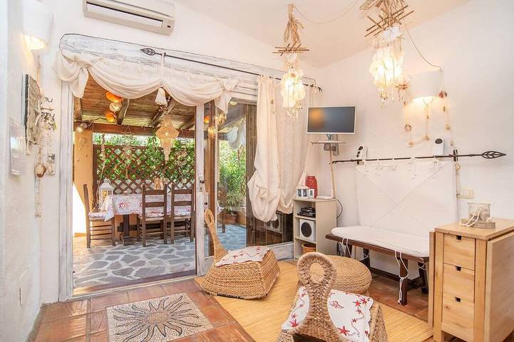 Casa delle Conchiglie, ombrellone e lettini in omaggio sulla spiaggia sotto casa in Salinedda, San Teodoro