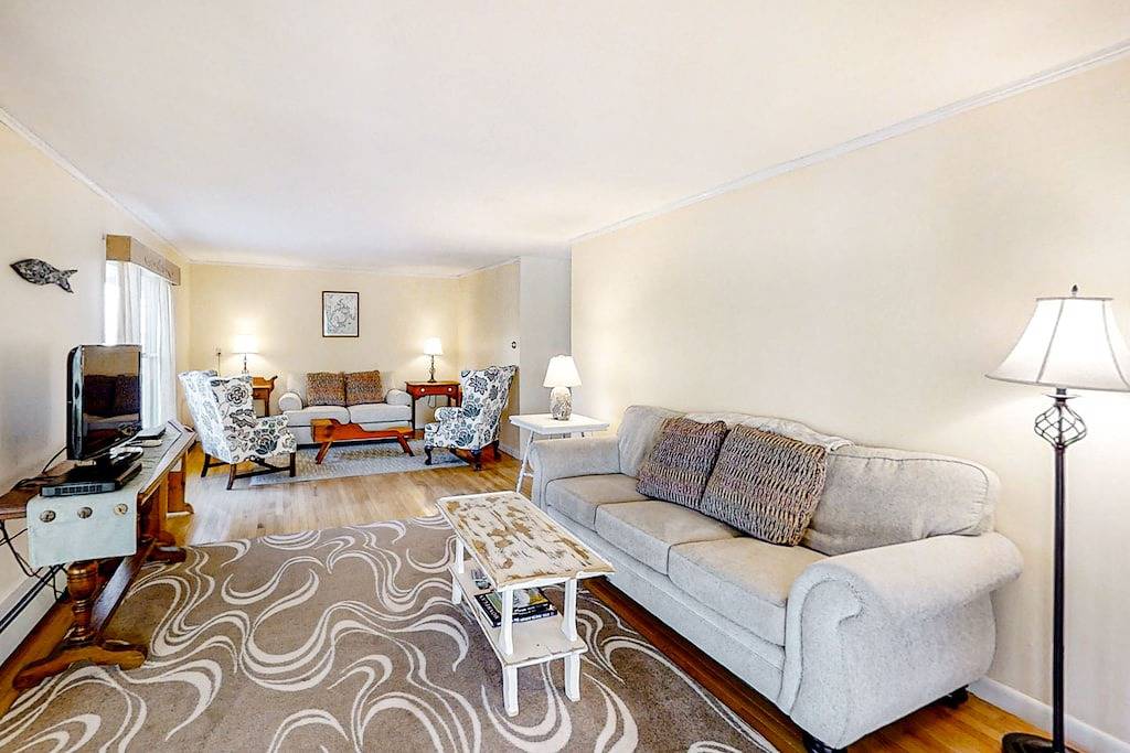 Dory Haven: Cove-front Home with sunroom, screened porch & waterfront yard in Acadia Nationalpark