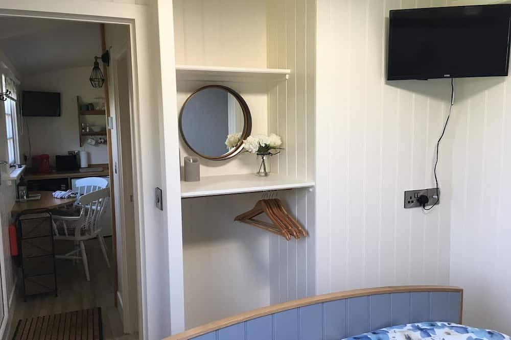 Shepherd'S Hut (Deluxe). Beautiful 1 bedroom, with patio, ideal for couples. in Dorset
