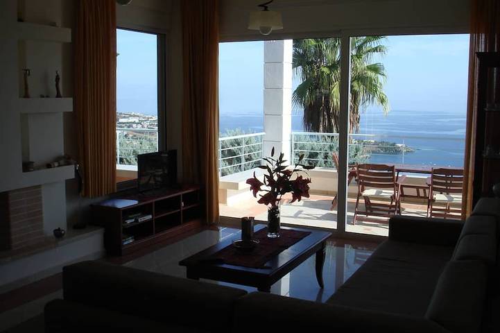Villa overlooking the sunrise and the endless blue of the sea in Αγία Πελαγία, Αχλάδα