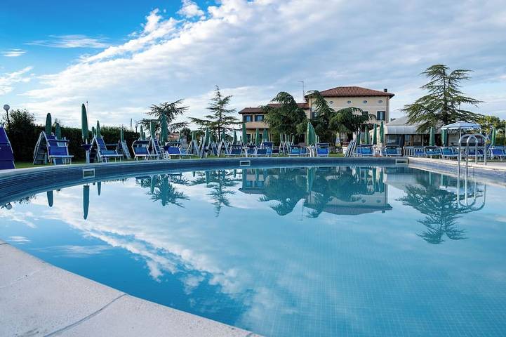 Hotel for 18 people, with pool - 1