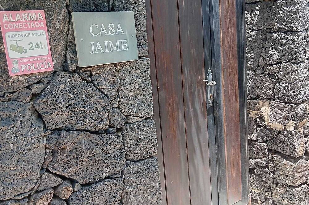 Casa Jaime es una villa de lujo de dos dormitorios y dos baños con una piscina muy privada. in Puerto del Carmen, Tías