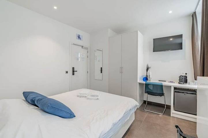 Ganze Wohnung, Elegant room with private bathroom near city center in Brügge, Westflandern