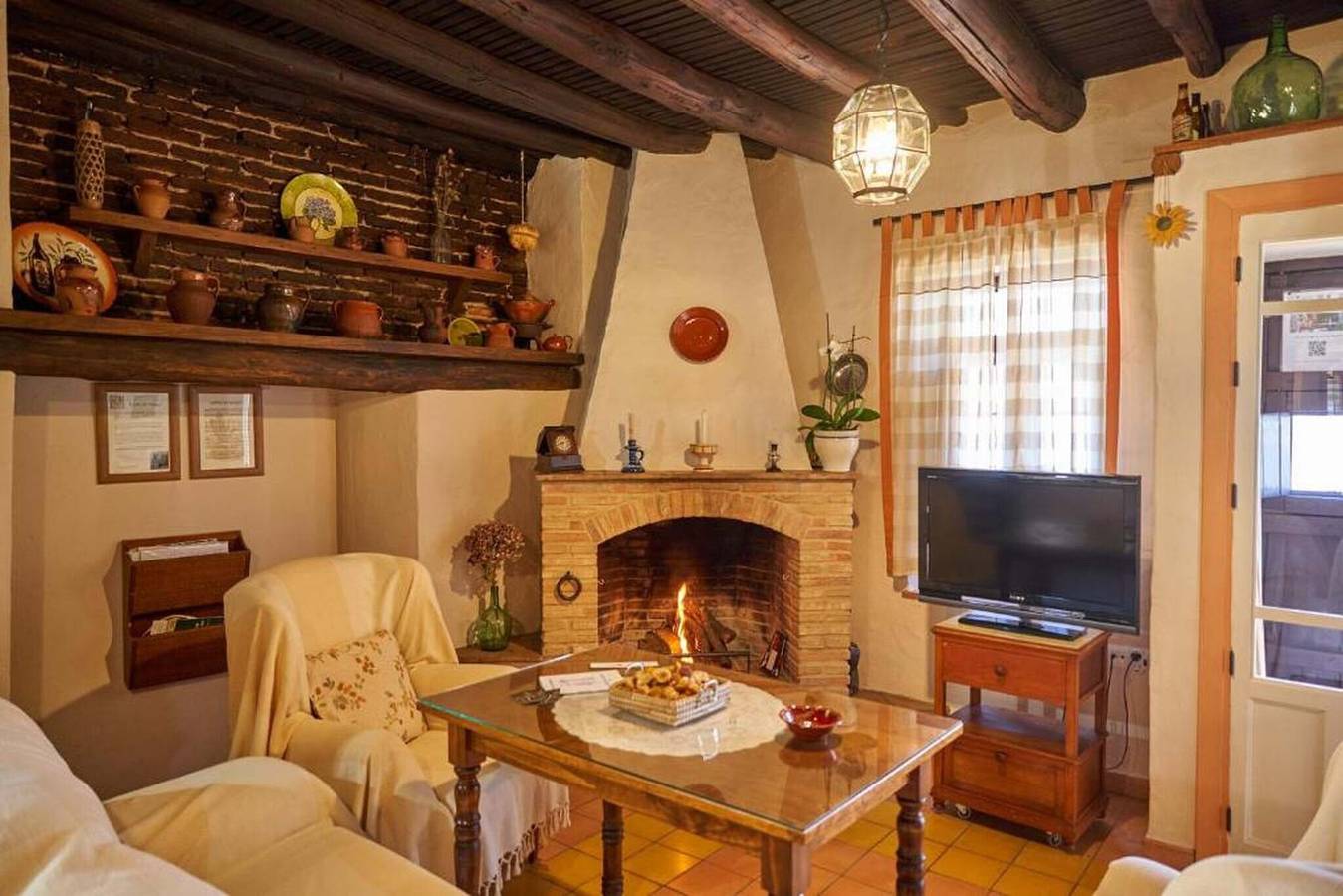Casa rural 'El Zarzo' con vistas a la montaña, terraza compartida y Wi-Fi in Fuenteheridos, Sierra de Aracena y Picos de Aroche