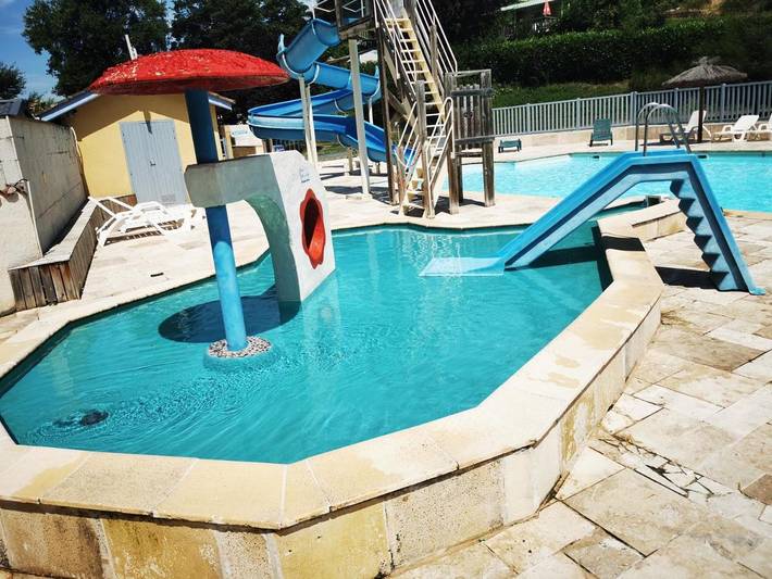 Location de vacances pour 4 personnes, avec terrasse et piscine ainsi que bassin pour enfant et vue, adapté aux familles à Chazelles-sur-Lyon - 3