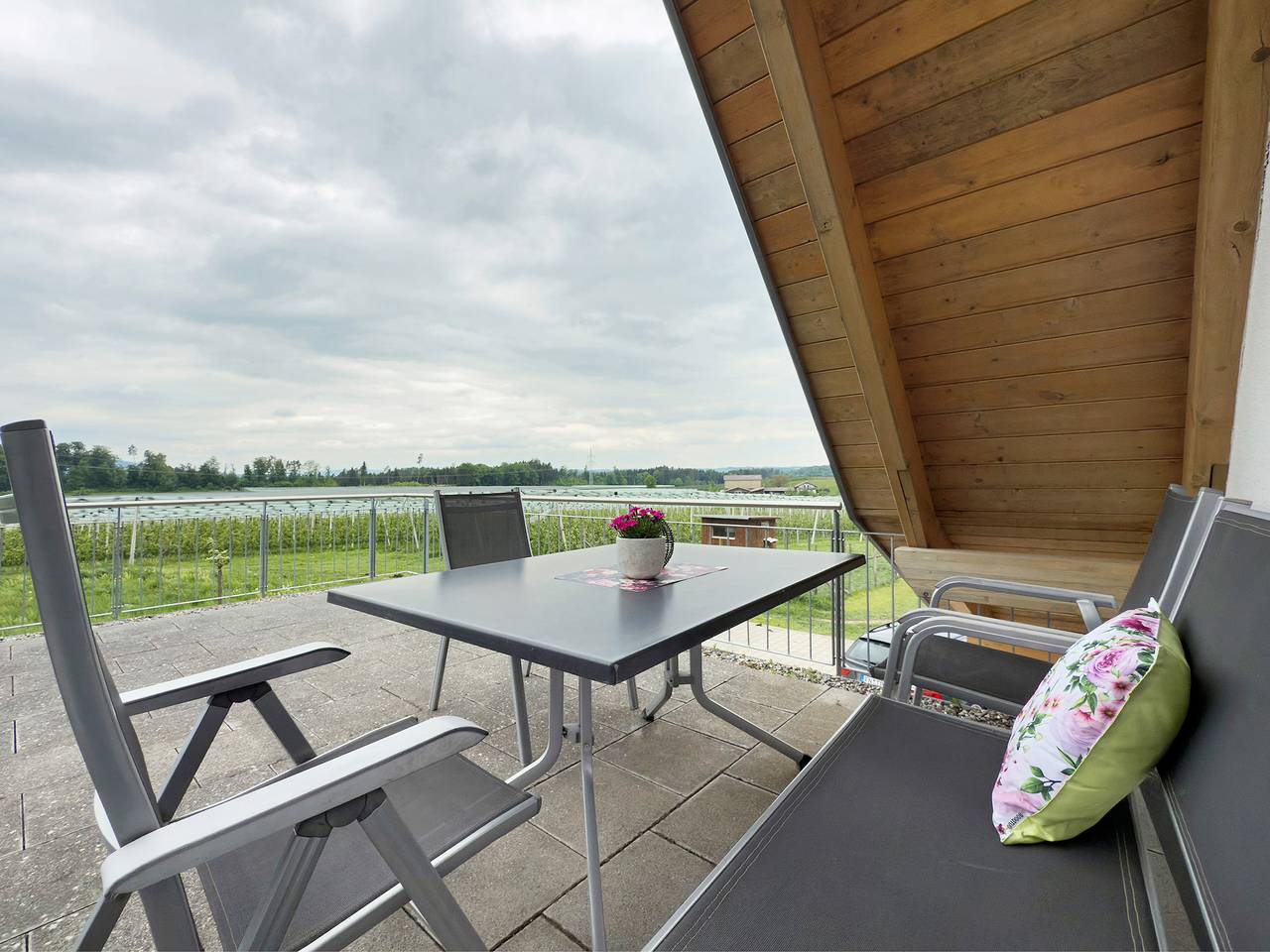 Ganze Wohnung, Ferienwohnung Waldblick mit privatem Balkon, Gemeinschaftsgarten und Wi-Fi in Friedrichshafen, Region Bodensee-Oberschwaben