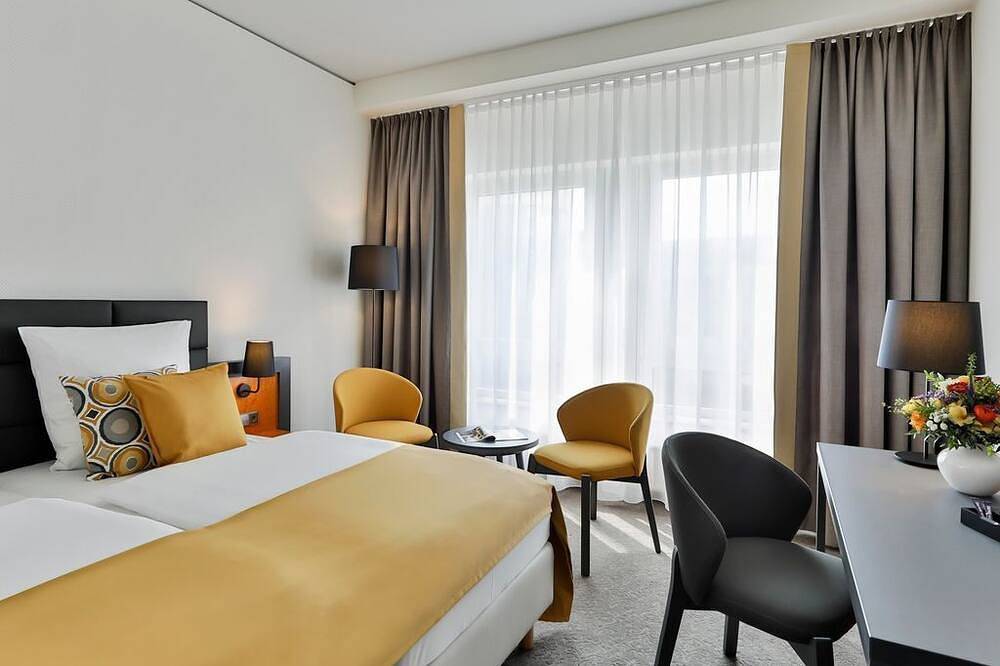Doppelzimmer Standard, Badewanne - Dorint Hotel Dresden in Altstadt (Dresden), Dresden