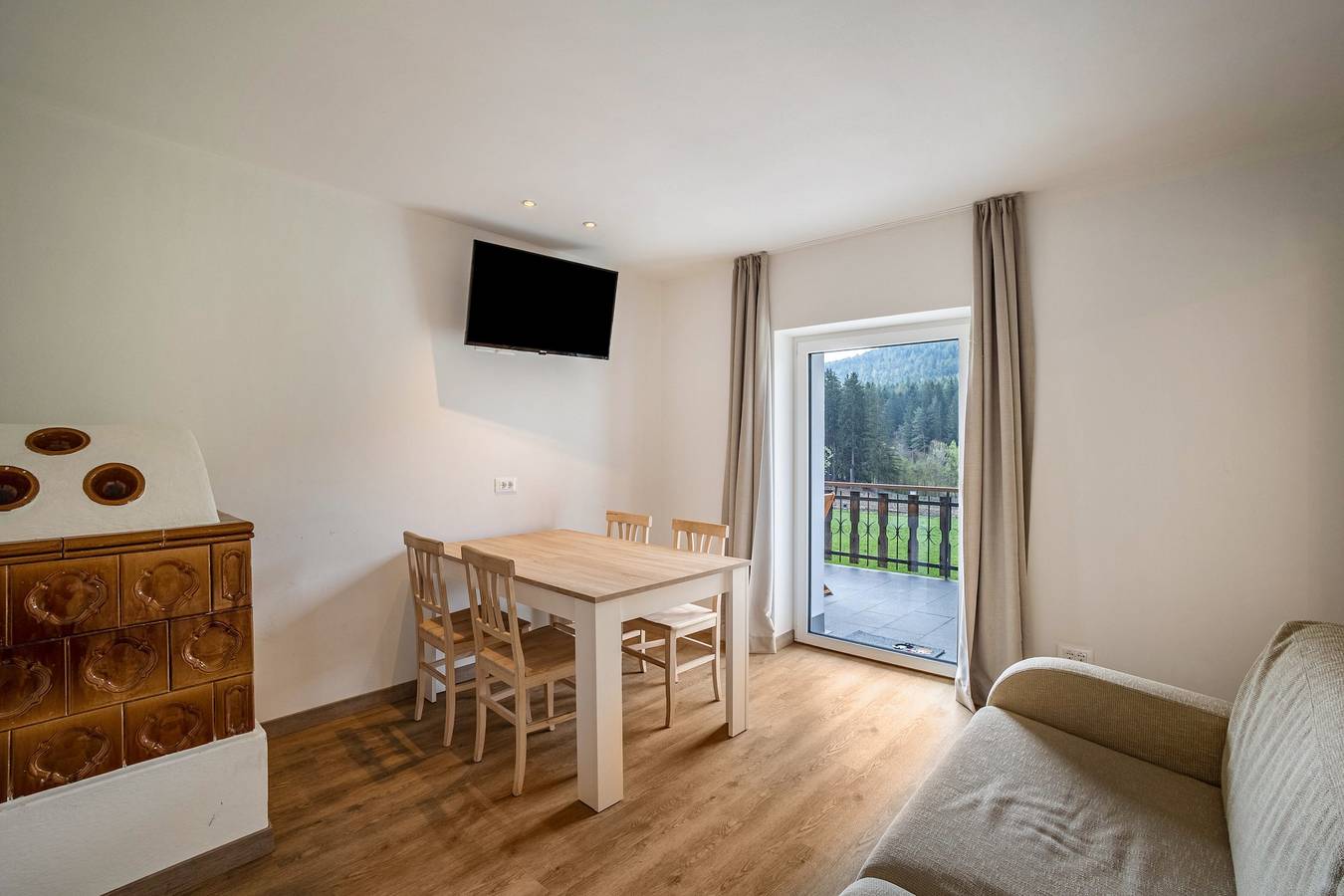 Ganze Wohnung, Ferienwohnung 'Silbernagl Sonnig Mit Gartenblick' mit Seeblick, Gemeinschaftsterrasse und Wlan in Issing, Pfalzen