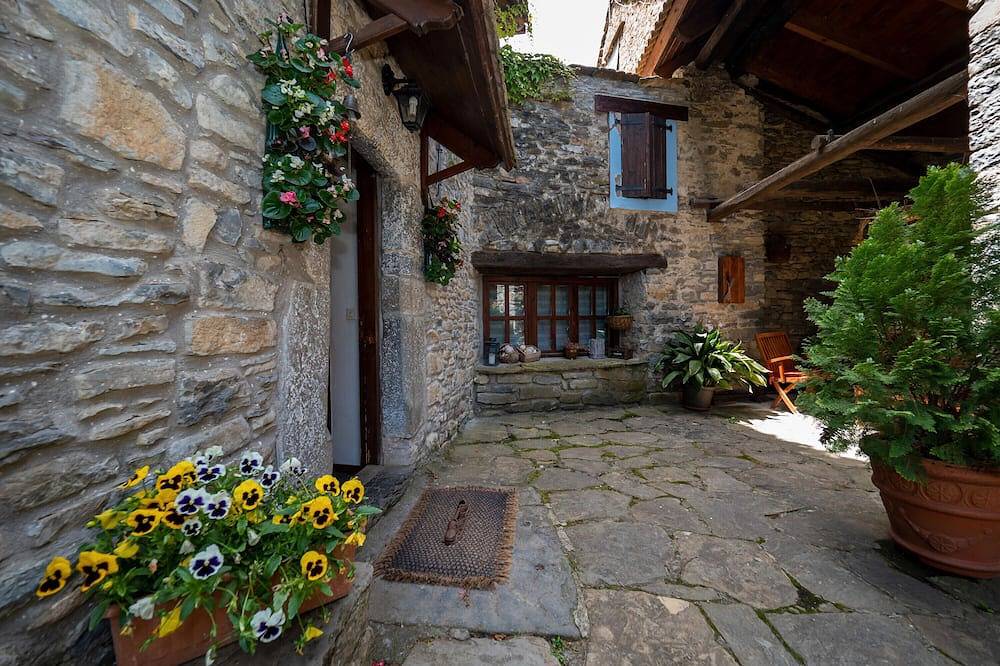 Casa rural 'La Solana' con vistas a la montaña, piscina compartida y Wi-Fi in Lardiés, Fiscal