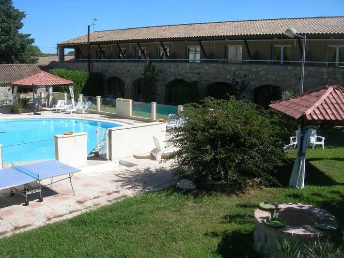 Hôtel pour 4 personnes, avec Terrasse ainsi que Jardin et Piscine