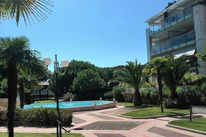 Appartement de vacances pour 4 personnes, avec jardin ainsi que piscine et terrasse