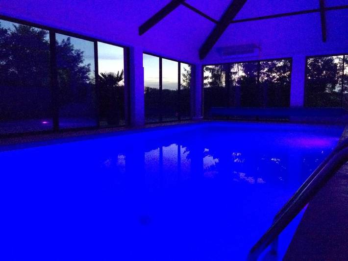 Gîte pour 4 personnes, avec vue ainsi que piscine et jardin à Saint-Léger-sur-Dheune