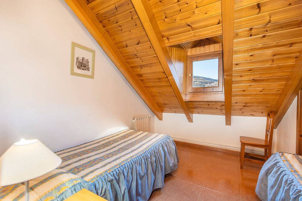 Entire apartment, Apartment 'La Golfa' with Mountain View and Private Garden in Durro, La Vall de Boí