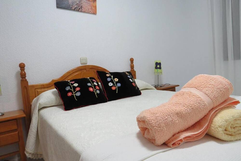 Apartamento entero, Apartamento 'El Portal De Beni Bajo' con Wi-Fi y aire acondicionado in Pedro Bernardo, Valle del Tiétar