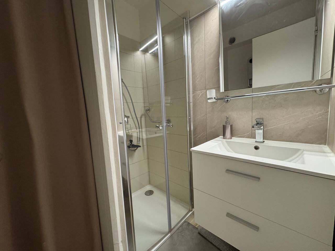 Ganzes Studio, Studio moderne et cosy, bien situé, vue montagne, wifi in Aix-les-Bains, Chambéry und Umgebung