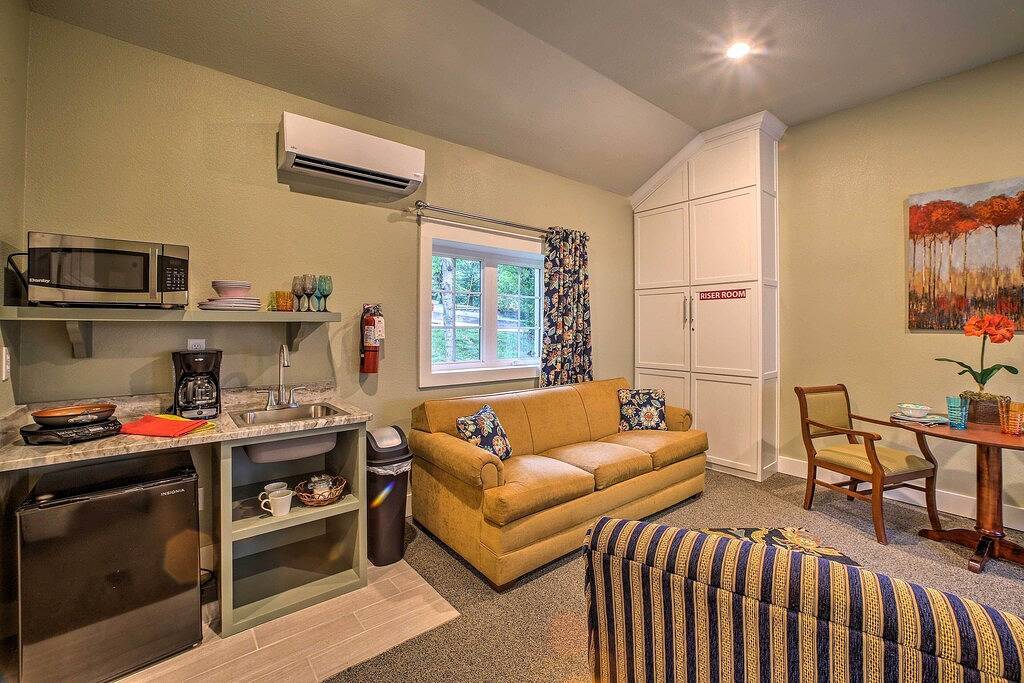 Downtown Branson Cottage mit Zugang zum Pool + Feuerstelle! in Taney County