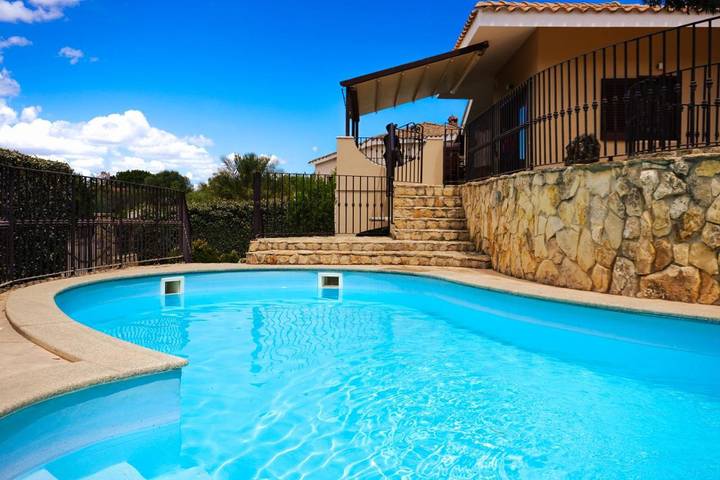 Casa vacanza per 4 persone, con piscina e giardino - 1