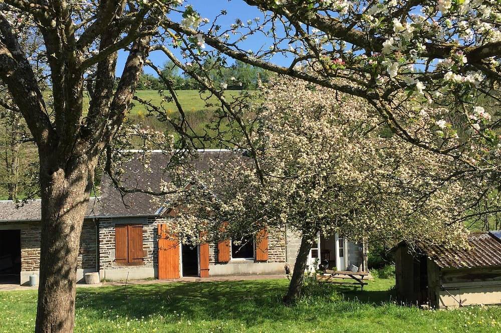 Klein huis o waterkant. in Saint-Pierre-Maubant-du-Bocage, Vire und omgeving