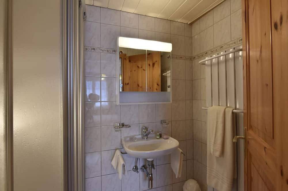 Ganze Wohnung, Komfortable 3-Zimmer (Erdgeschoss) für 4 Personen im alten Dorf : Wohnraum - Küche mit Spülmaschine, in Grimentz, Anniviers