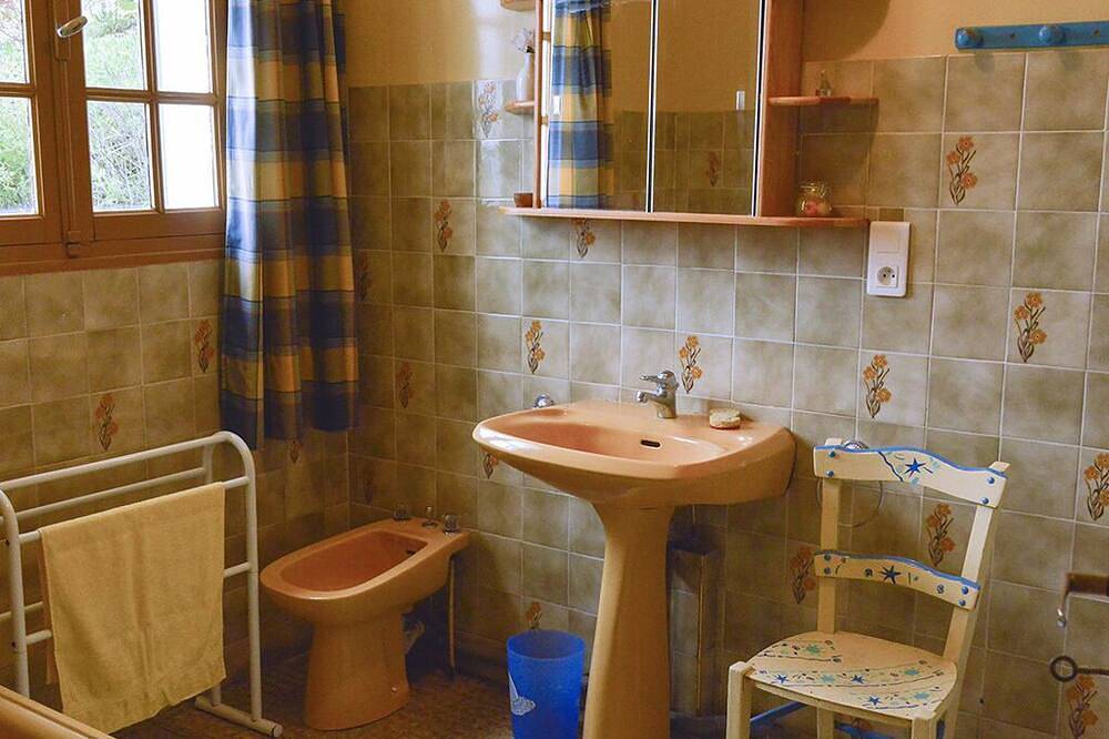 Ruhiges Ferienhaus mit Pool und völlig privaten Fischteich in der Nähe von Lascaux. in Thenon, Périgord Noir