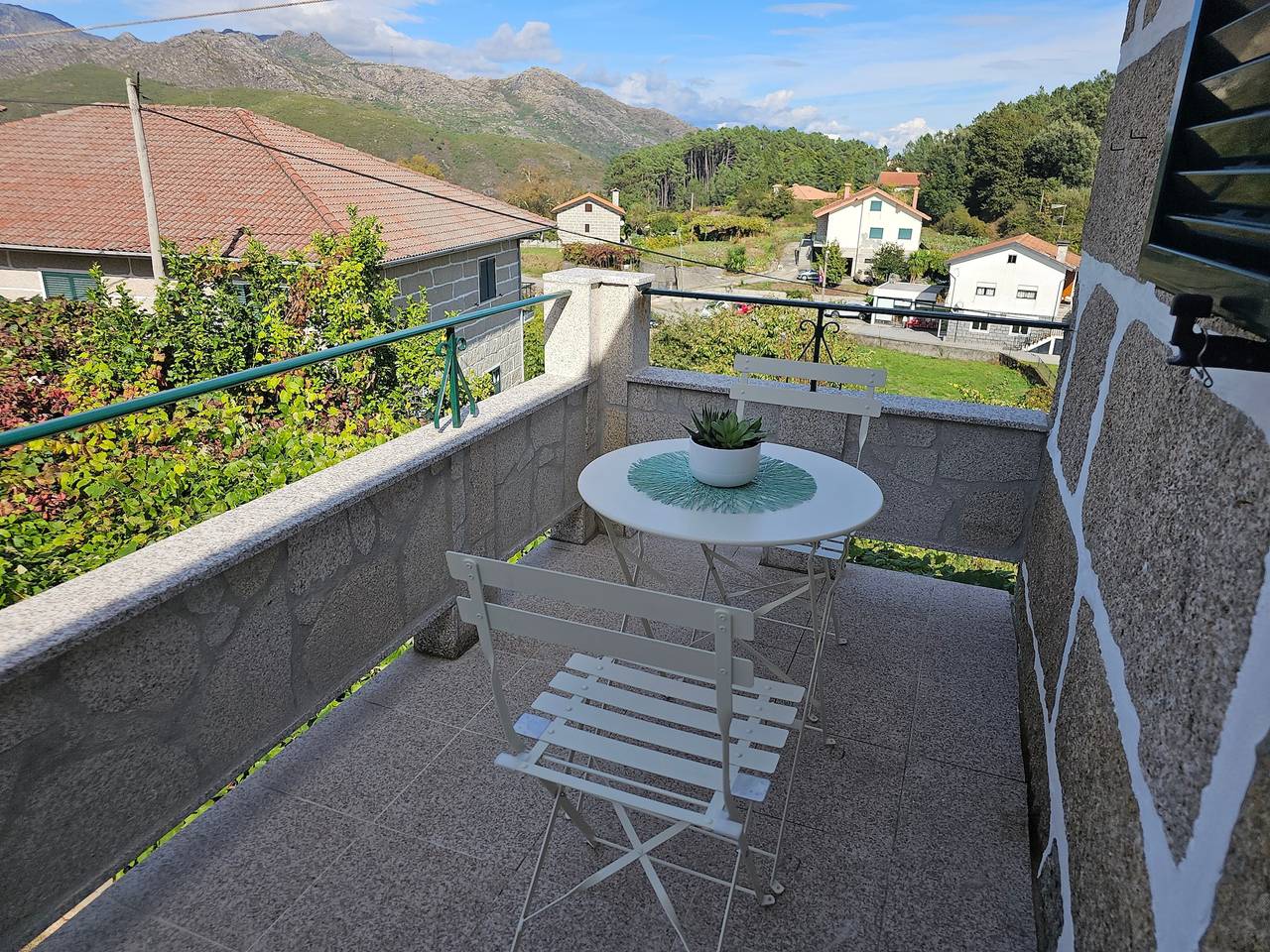 Holiday Home with Beautiful Views near Gerês Park, Private Terrace, Wi-Fi & Air Conditioning in Lindoso, Gerês