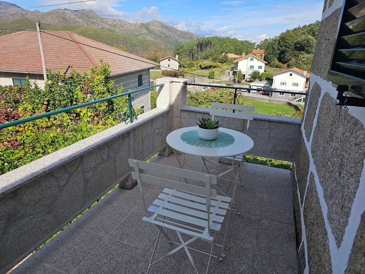 Holiday Home with Beautiful Views near Gerês Park, Private Terrace, Wi-Fi & Air Conditioning in Lindoso, Gerês