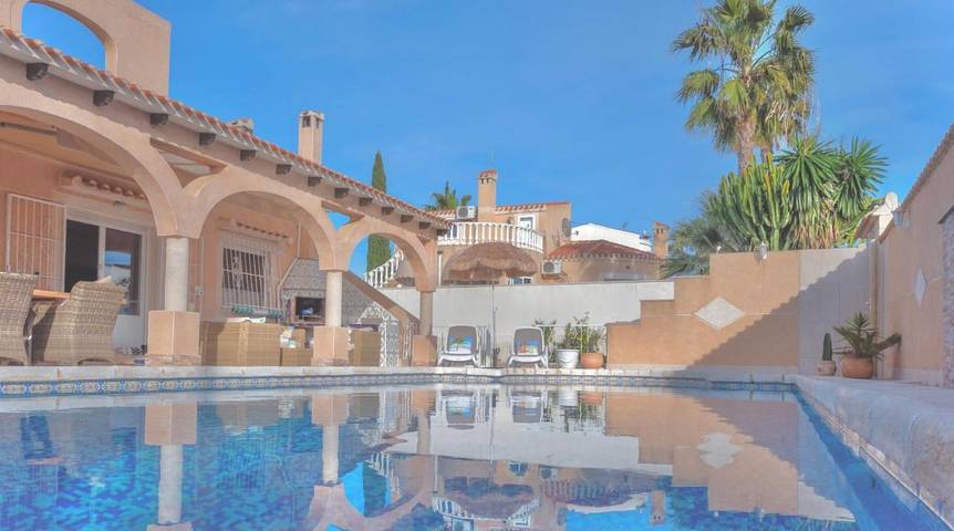 Chalet para 12 personas, con Balcón y Terraza además de Jardín y Piscina en El Chaparral