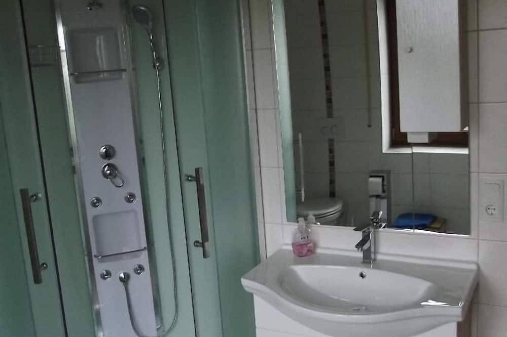 Ganze Wohnung, Neu renovierte 58 qm Ferienwohnung mit Balkon in Bad Staffelstein, Oberes Maintal - Coburger Land