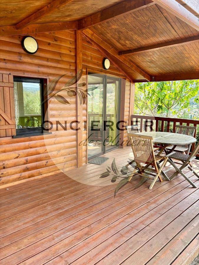 Chalet pour 6 personnes, avec vue et terrasse ainsi que piscine et sauna