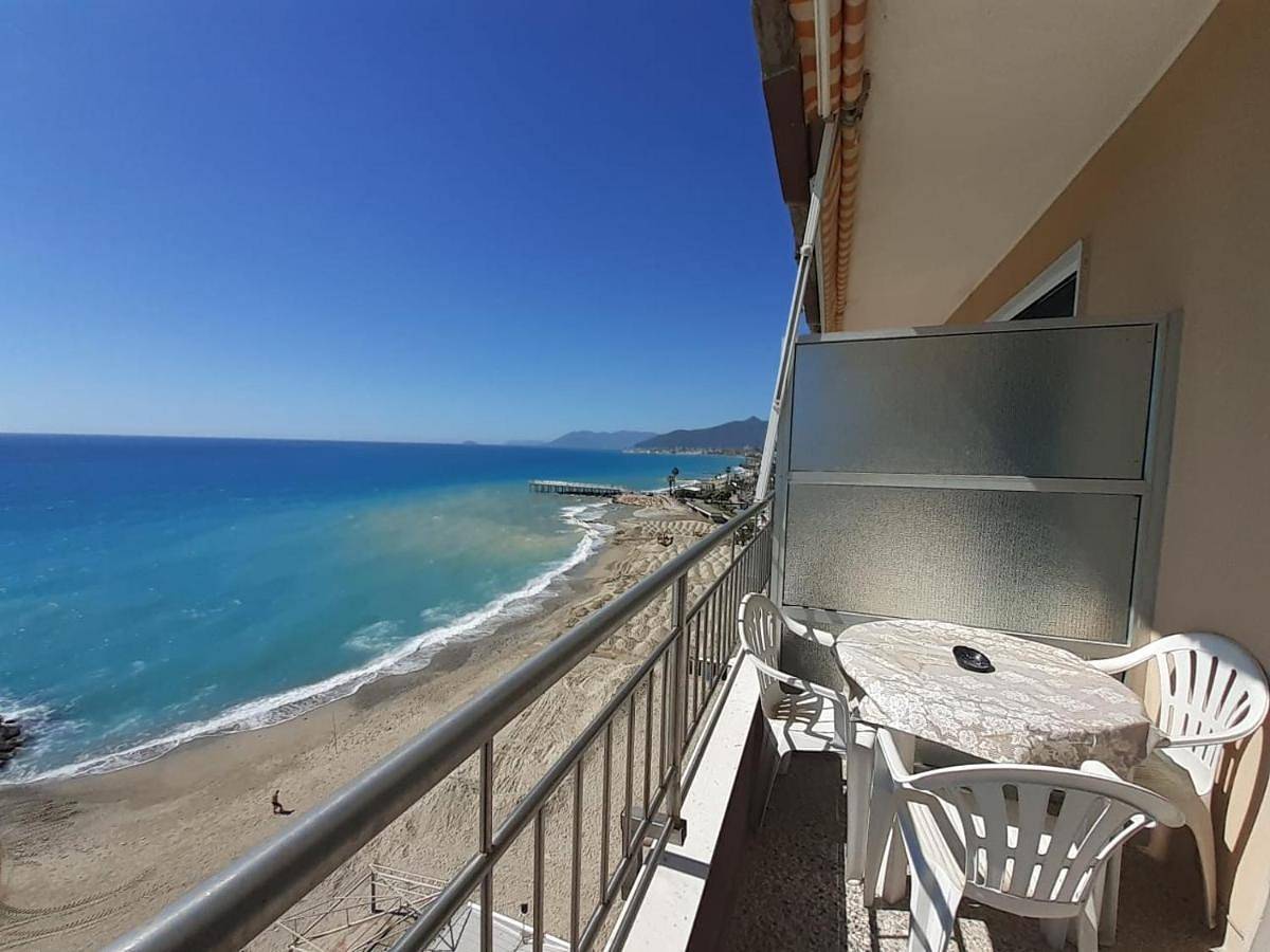 Ganze Wohnung, Attico Sul Mare con balcone sulla spiaggia e terrazza solarium di 25 mq in Pietra Ligure, Pietra Ligure Gemeinde