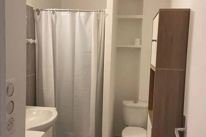 Ganze Wohnung, Cosy T2 for 4/5 pers - Beaches 400m away, Private Parking, Air Conditioning, New Bedding in Golfe-Juan, Antibes