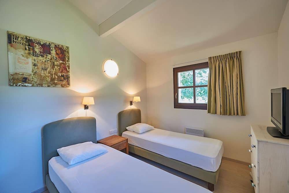 Villa in Castle Park with Heated Pool in Salles, Arcachon region