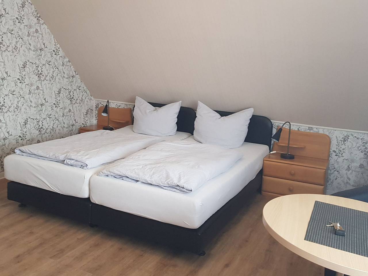 Bastan - Haus Katharina - Doppelzimmer in Emden, Ostfriesland