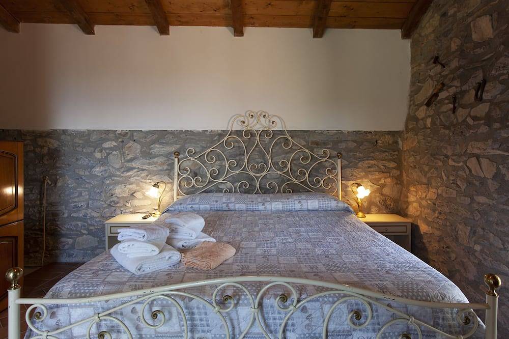 Rustico Bauernhaus mit Garten und Pool in einer hügeligen Gegend in Licciana Nardi, Val di Magra