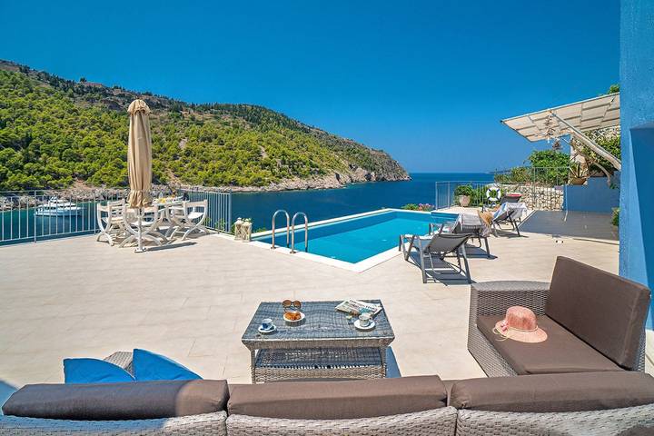 Cottage pour 4 personnes, avec vue sur l’océan ainsi que terrasse et piscine dans Άσος