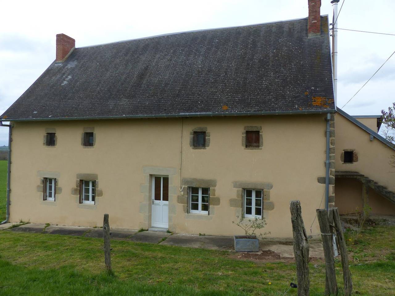 Maison de ferme paisible avec vue sur vallée et terrasse in Mazirat, Région de Montluçon