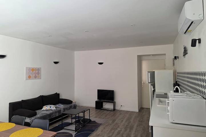 Appartement entier, Appartement de charme avec cour au calme in Gignac, Côte méditerranéenne (France)