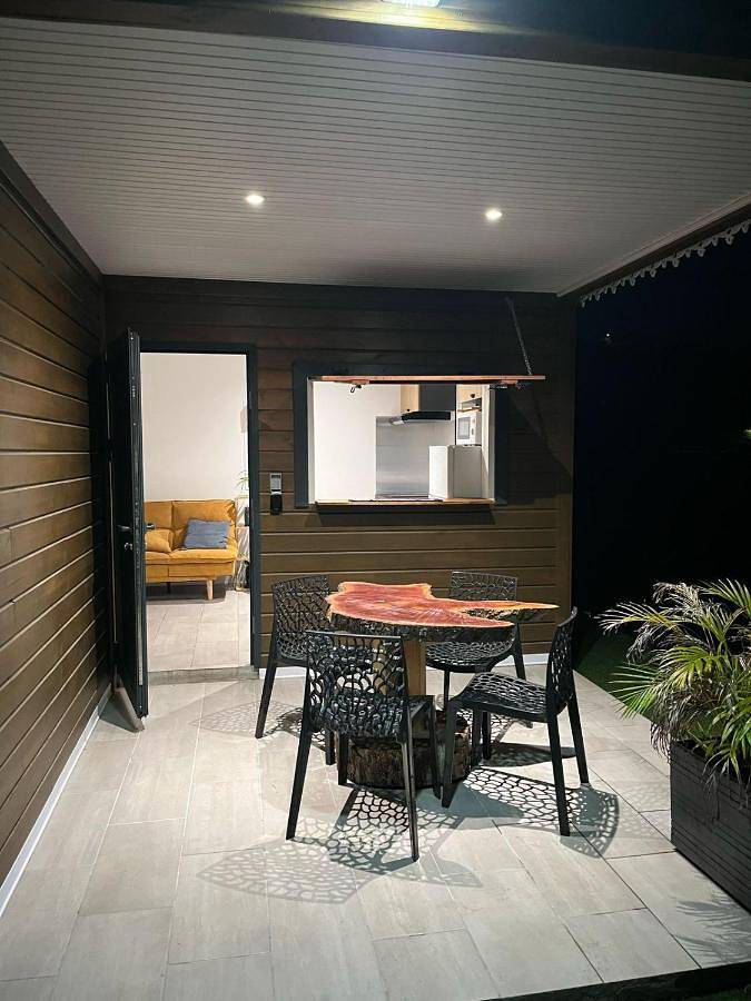 Location de vacances pour 5 personnes, avec vue et terrasse ainsi que jardin et piscine dans Plage de Petite Anse - 3