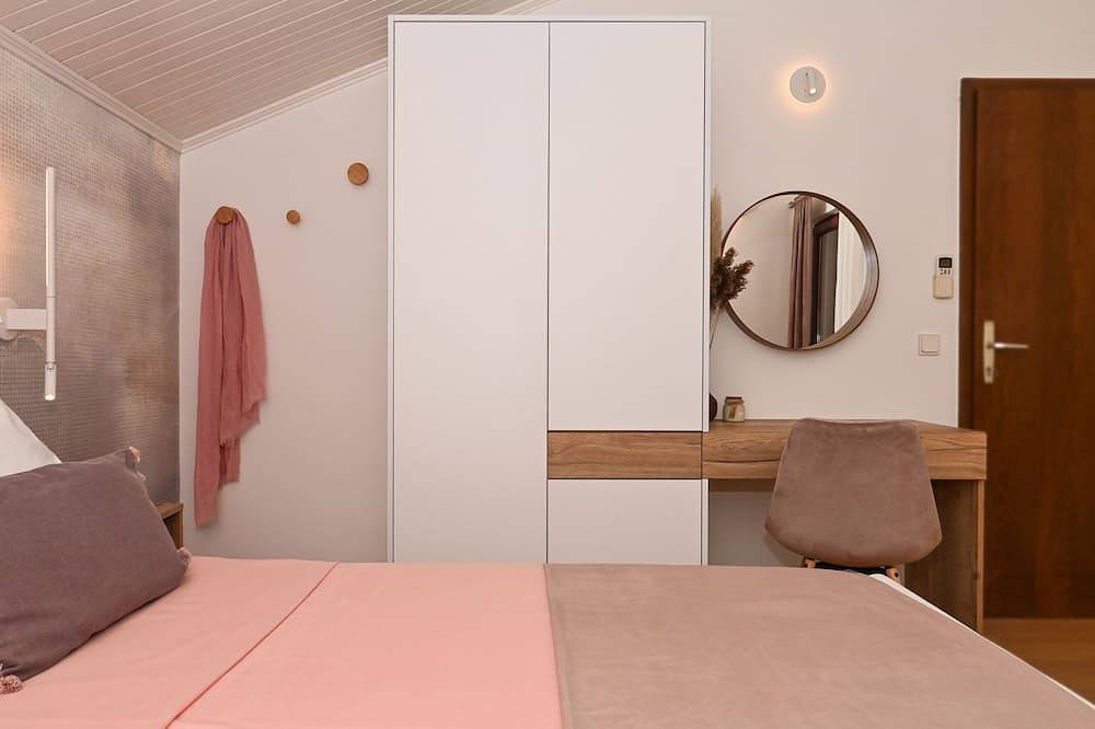 Ganze Wohnung, Schicke 125m2 Fewo in der Villa mit Pool, Strandnah, Meerblick, 5km vom Trogir in Seget Vranjica, Split-Dalmatien