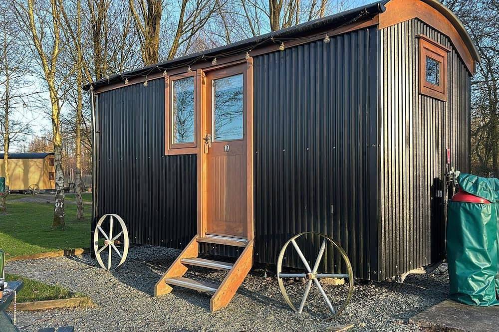 Cosy En-suite Shepherd Huts in beautiful wooded area. in Lancashire