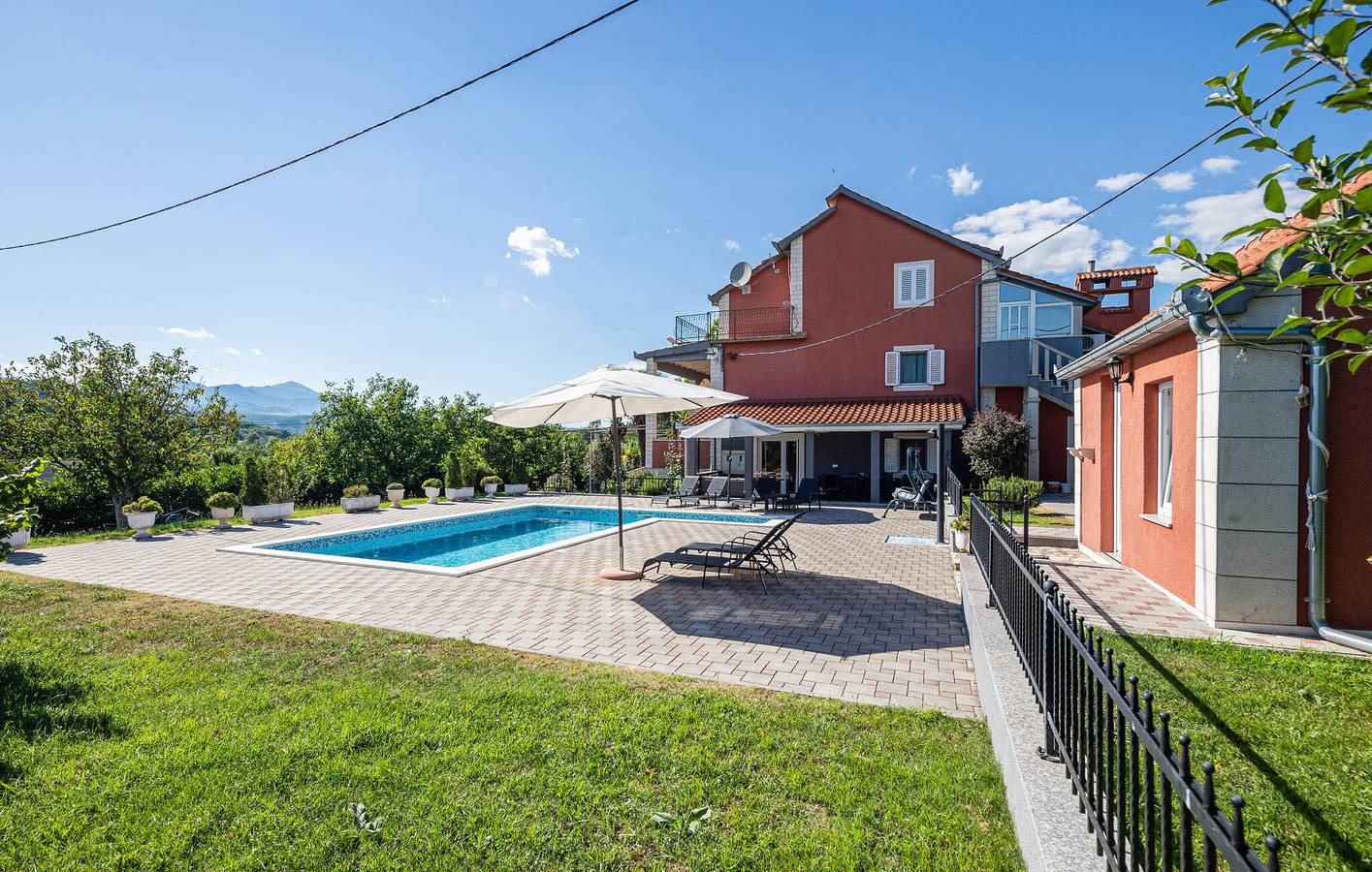 Ganze Ferienwohnung, Charmante 2-Zimmer-Wohnung mit Pool, WLAN und Blick auf den Fluss in Sinj, Dalmatinisches Zagora