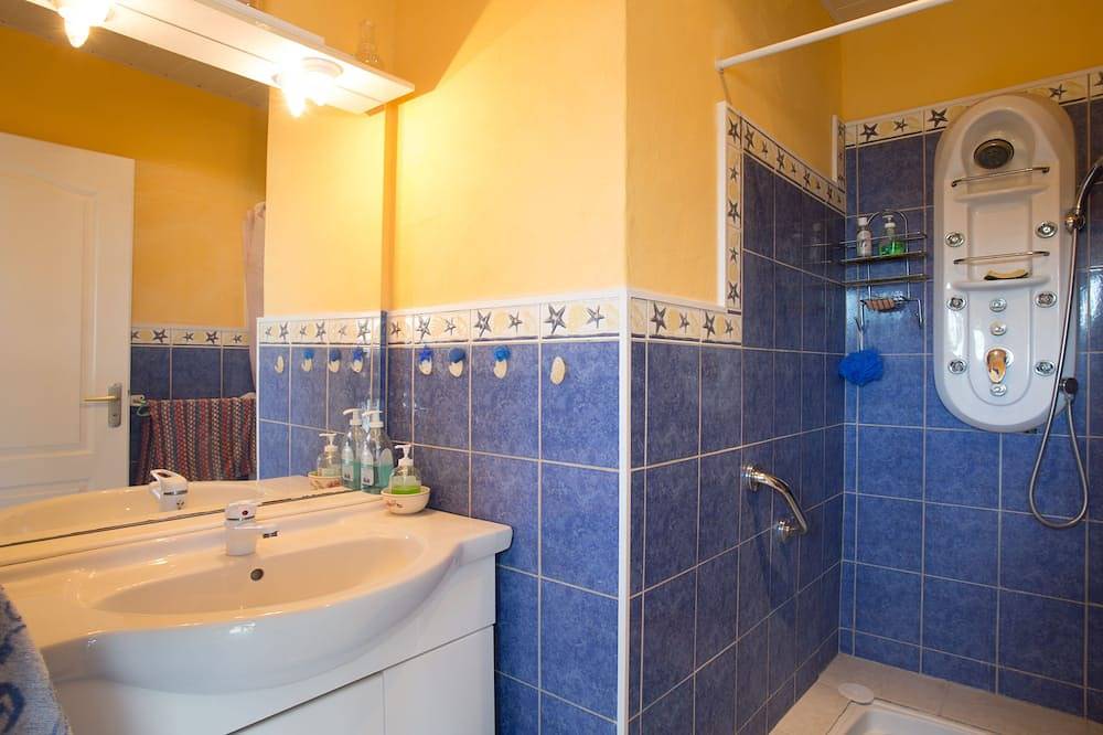 Maison tout confort avec piscine couverte partagée - cadre calme et verdoyant- in Loubers, Région d'Albi
