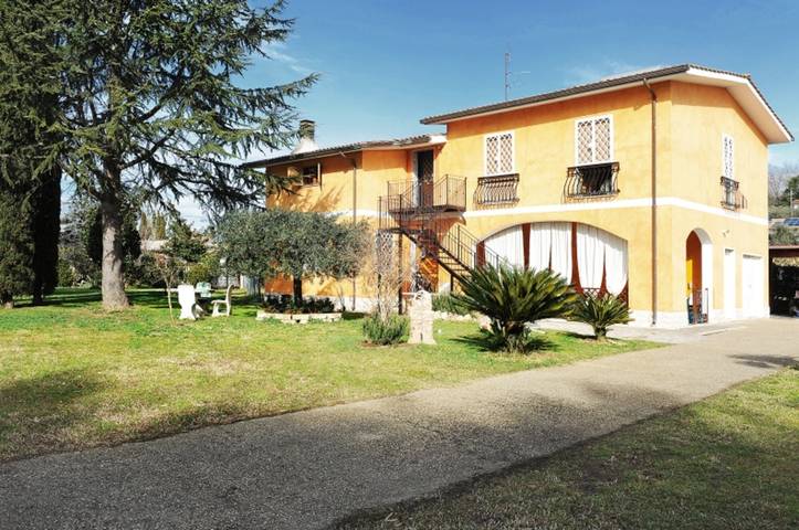 Room 'Love' with Shared Garden, Wi-Fi and Air Conditioning in Rome, Rome Province