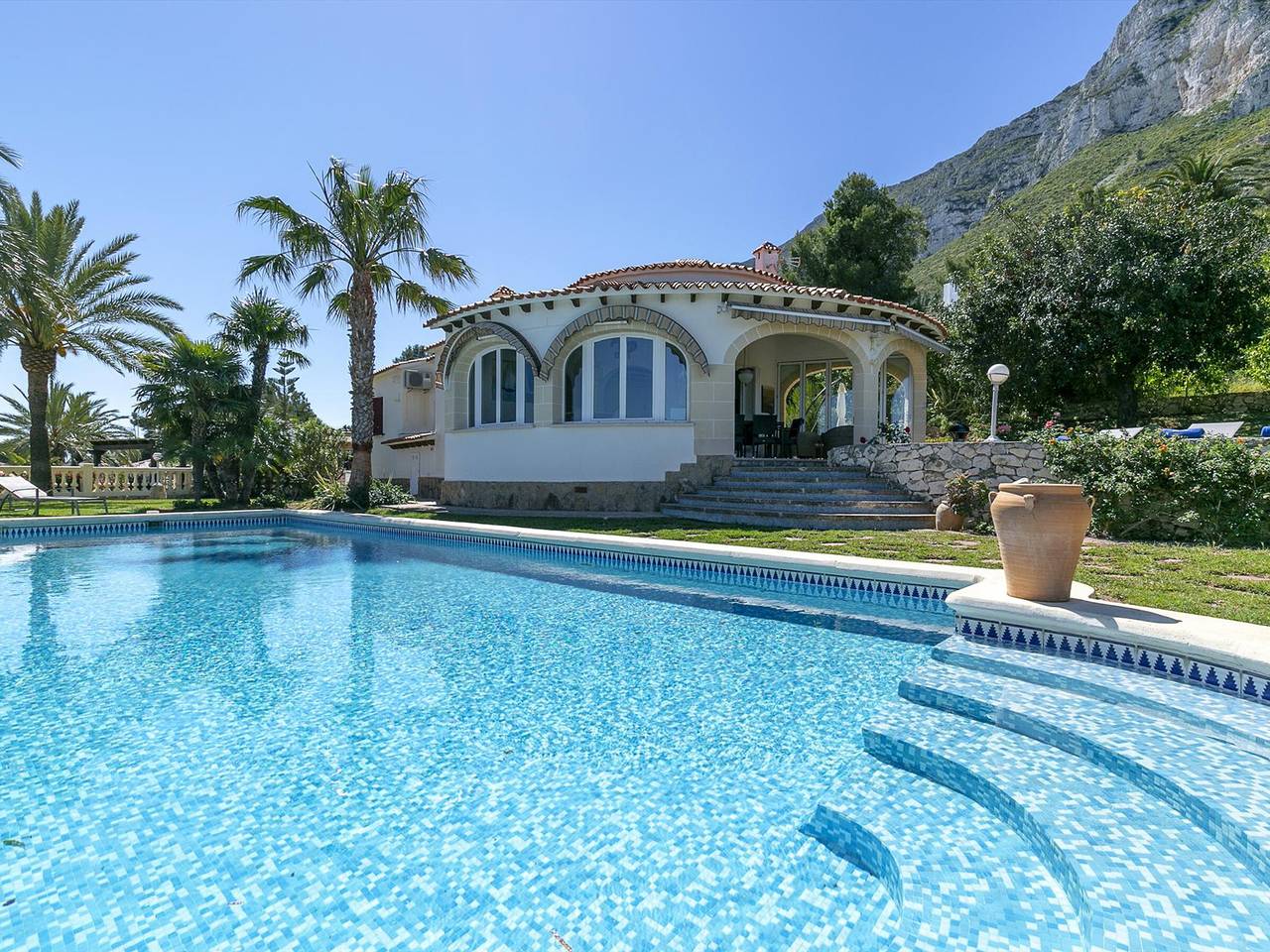 Villa in Denia with private pool, air conditioning, parking in quiet area in Montgo, Dénia