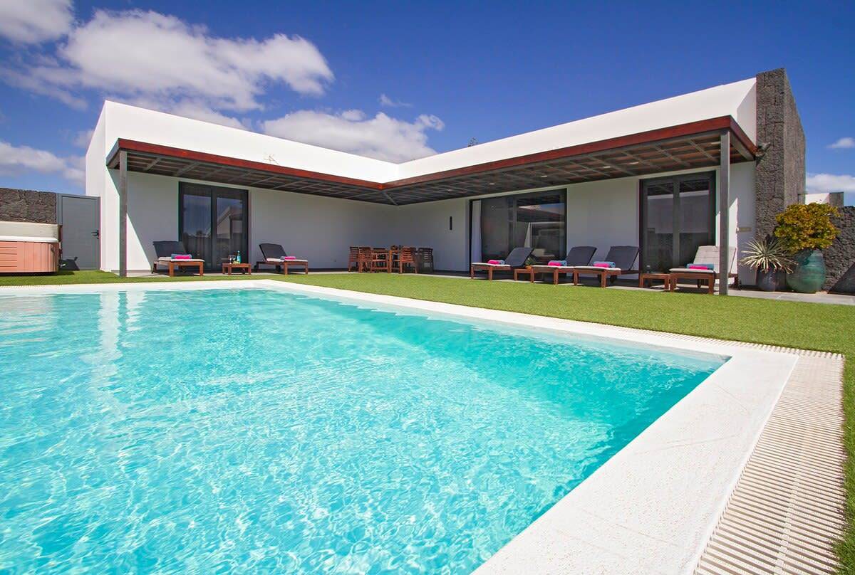 Villa Zanata with air conditioning and hot tub in Puerto del Carmen, Tías